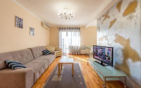 Apartment On Triokhsviatytelska
